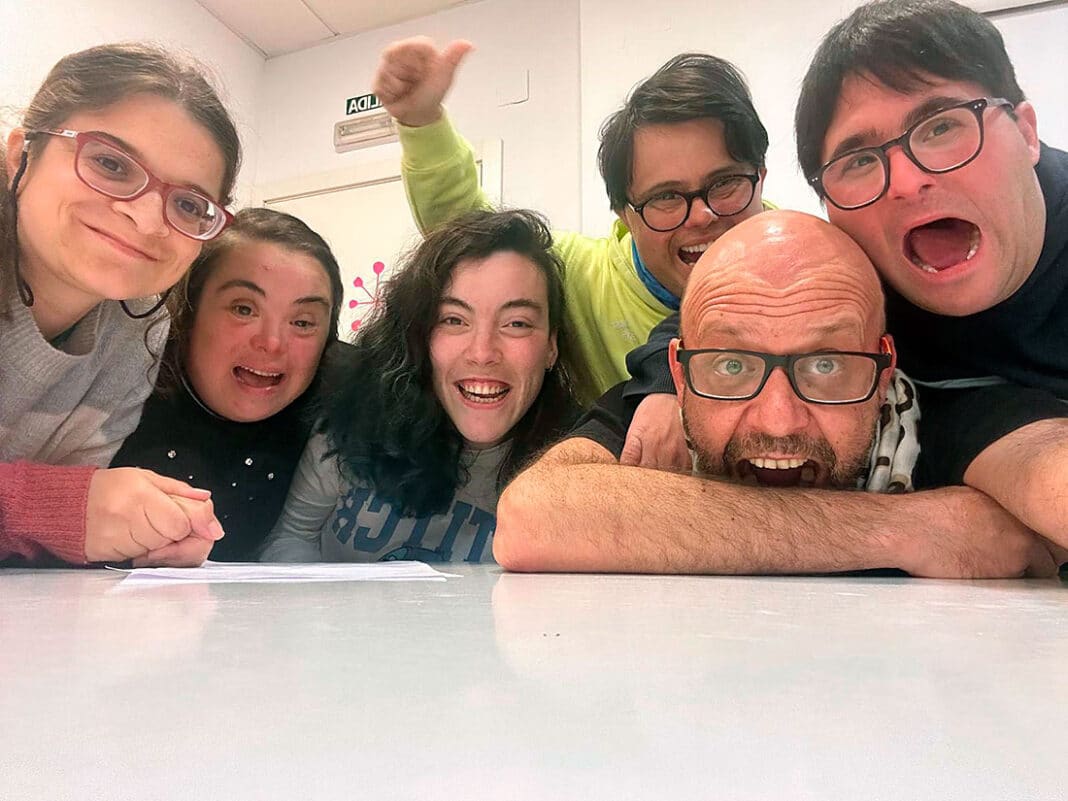 Berni Collada junto con los locutores de Diversa Radio Activa