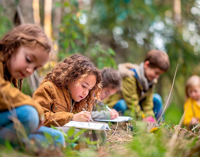 Grupo de niños de excursión en la naturaleza
