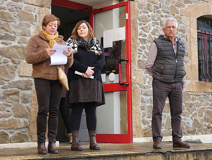 Lectura del manifiesto para el 25N. De izda. a dcha., Irundina González de La Pimpana, la concejala de Igualdad, Lidia García y Roberto Álvarez, alcalde de Riosa