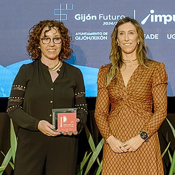 Maribel Amador (Class Moda) recibiendo el premio Gijón Impulsa 2025 en la categoría Comercio Minorista, con Ángela Pumariega, vicealcaldesa del Ayto. de Gijón.