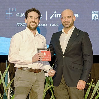 Eric García, cofundador de La Ruta Azul (GooApps) recibiendo el Premio Gijon Impulsa 2025 de manos de Jesús Mtnez. Salvador.