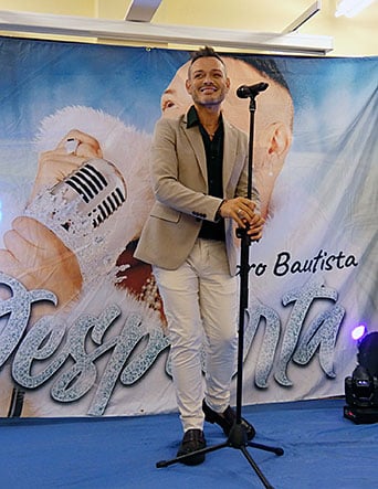 El cantante Pedro Bautista en una actuación en Riosa.