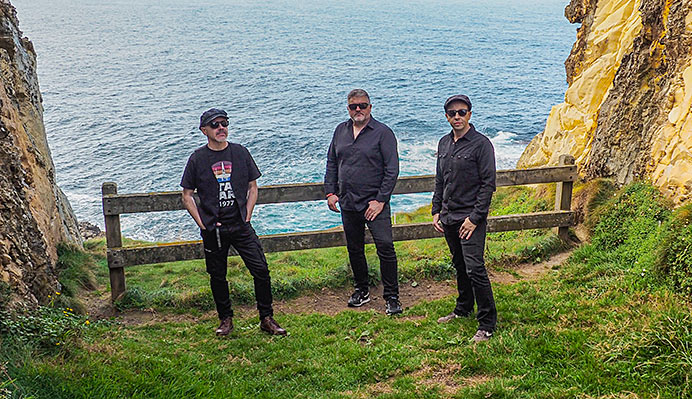 Nuevo disco en eonaviego de Bacotexo: “La luz siempre acaba saliendo” 3 Componentes del grupo de música asturiano Bacotexo