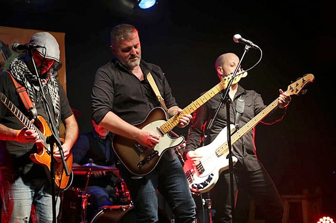 Nuevo disco en eonaviego de Bacotexo: “La luz siempre acaba saliendo” 2 El grupo de música asturiano Bacotexo en concierto.