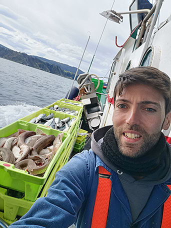 Estudios Marejada, el litoral asturiano en profundidad. Jorge Fernández, oceanógrafo 2 Jorge Fernández Rodríguez en uno de los barcos en los que ejerce de observador.