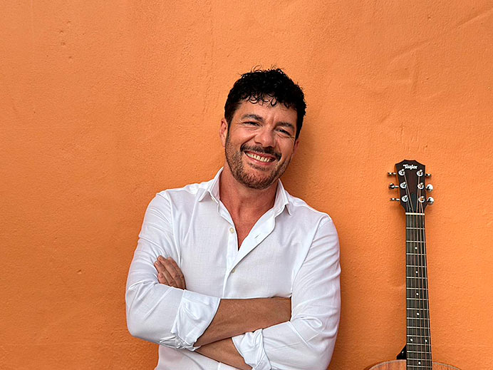 Fran Juesas, cantautor asturiano: «Disfrutar de lo que tienes es el secreto para ser feliz» 3 Fran Juesas, cantautor y músico asturiano