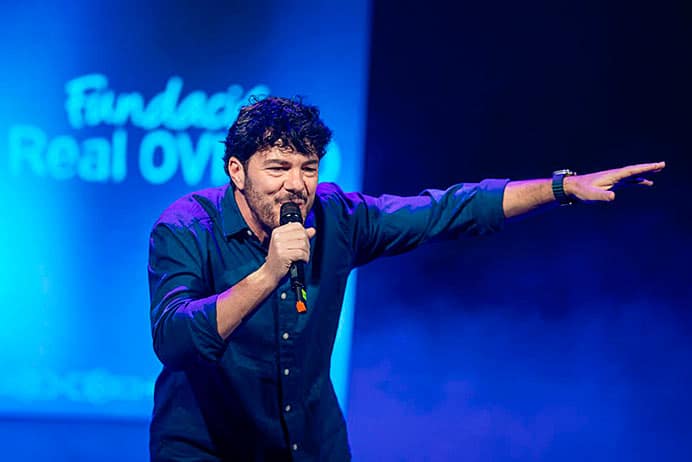 Fran Juesas, cantautor asturiano: «Disfrutar de lo que tienes es el secreto para ser feliz» 1 Fran Juesas, cantautor y músico asturiano, durante un concierto