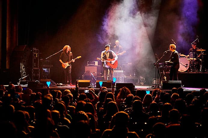 Fran Juesas, cantautor asturiano: «Disfrutar de lo que tienes es el secreto para ser feliz» 2 Fran Juesas, cantautor y músico asturiano, durante un concierto