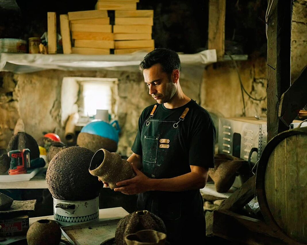 Manuel Persa, fundador de Laboratorio Biomimético, en su taller de Arbio (P.N. de Redes)