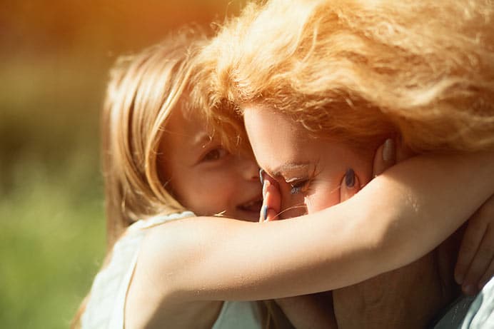Abrazoterapia. La ternura cura 1 Niña pequeña abraza a su mamá