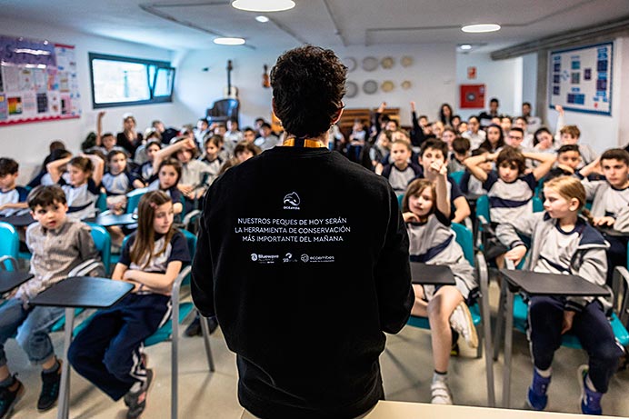 Álex Avello, etólogo y divulgador asturiano: “Del 95% de los océanos, no podemos decir nada a ciencia cierta” 3 El etólogo y divulgador asturiano Álex Avello dando una charla en un cole.