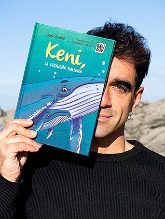 Álex Avello, etólogo y divulgador asturiano: “Del 95% de los océanos, no podemos decir nada a ciencia cierta” 5 Álex Avello, etólogo y divulgador asturiano, muestra su último libro "Keni, la pequeña ballena"