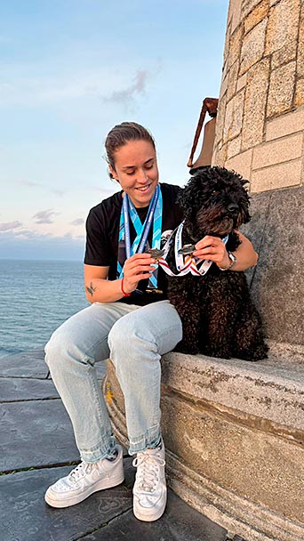 Lucía Val Cerdeira, piragüista. Campeona del Mundo en K4 500. De Ortiguera al cielo 4 Lucía Val con su mascota en el Faro de Ortiguera (Cabo San Agustín).