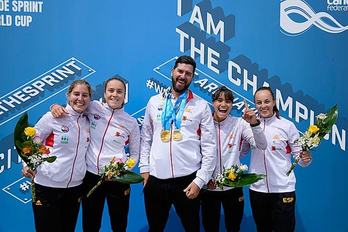 Lucía Val Cerdeira, piragüista. Campeona del Mundo en K4 500. De Ortiguera al cielo 2 De izda. a dcha.: Estefanía Fernández, Lucía Val, Sara Ouzande y Bárbara Pardo con su entrenador Joaquín Delgado Caballero tras conseguir el oro en la Copa del Mundo 2025 celebrada en la ciudad húngara de Szeged.