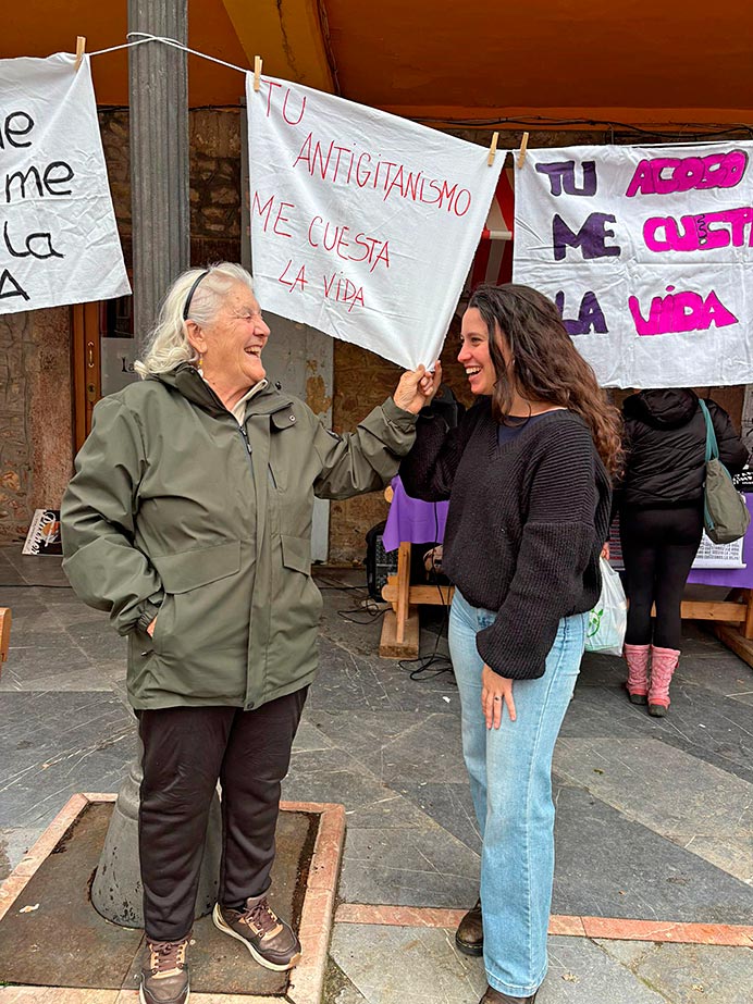 Melissa Cicchetti, Doctora en Género y Diversidad: el feminismo gitano en Oviedo recupera la memoria silenciada 2 Melissa Cicchetti, , doctora en Género y Diversidad, acompañada de Águeda Gabarri, 'Tia Rosi'.
