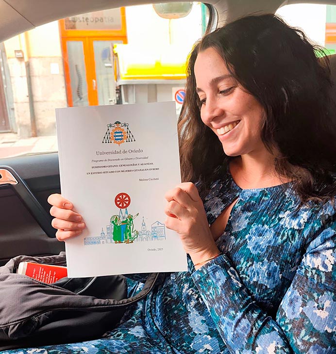 Melissa Cicchetti, Doctora en Género y Diversidad: el feminismo gitano en Oviedo recupera la memoria silenciada 1 Melissa Cicchetti, doctora en Género y Diversidad, con la primera copia impresa de su tesis.