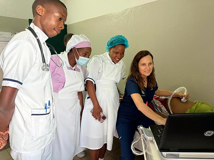 Beatriz Duplá, presidenta de la Asociación asturiana Hashtg. Cómo salvar vidas a través de la cooperación 1 Beatriz Duplá haciendo una ecografía a una mujer embarazada en un país africano.