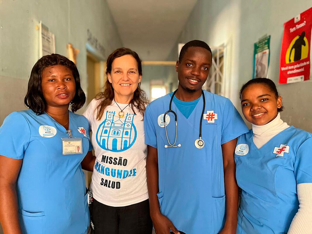 Beatriz Duplá con personal del Centro de Salud Mangundze en Mozambique. Mayo 2024
