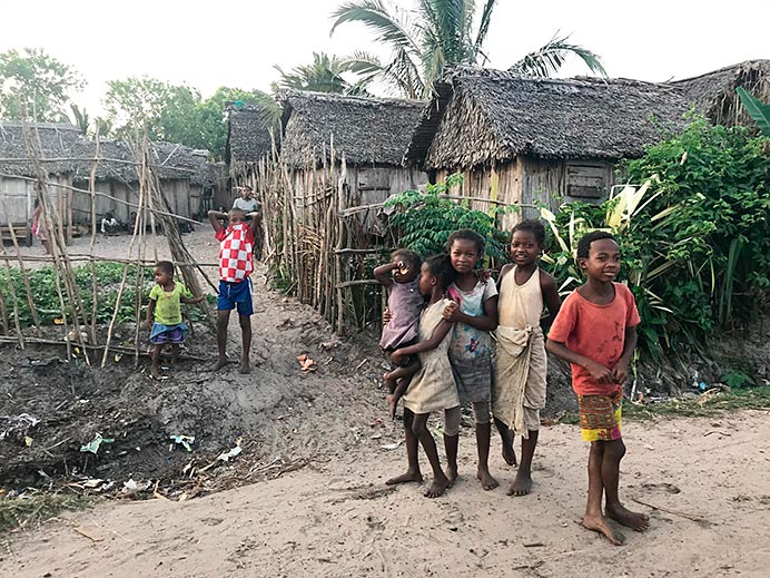 Beatriz Duplá, presidenta de la Asociación asturiana Hashtg. Cómo salvar vidas a través de la cooperación 2 Niños y niñas en una aldea de un país africano.