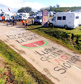 Asturias con Gaza 9 Pintadas realizadas en el concejo de Lena contra la participación del equipo de Israel en La Vuelta 2025