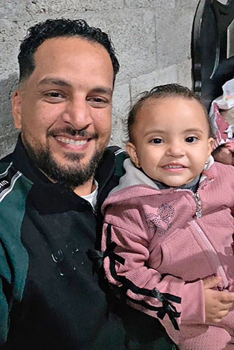 Fraternidad en medio del fuego 3 Ahmed Gazhi, auditor de empresas y coordinador de Hope Palestina en Gaza, con su hija pequeña Salma.