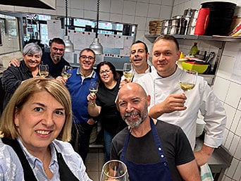 Centro Asturiano de Lausanne: un refugio cultural en plena Europa 2 Equipo del restaurante Ciudadela junto a voluntarios del Centro Asturiano de Lausanne (Suiza)
