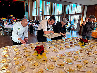 Centro Asturiano de Lausanne: un refugio cultural en plena Europa 3 Preparando una comida para el Centro Asturiano de Lausanne (Suiza) a cargo del Restaurante Ciudadela.