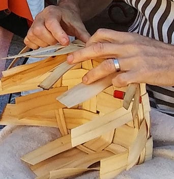 Curupal en el Biescu: tejer el tiempo con madera de castaño 3 Manos en el proceso de la cestería.