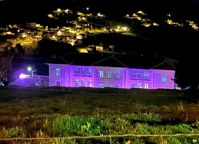 Boal ofrece referentes cercanos e inspiradores en el 8M 1 El CPEB Carlos Bousoño (Boal)se iluminó de morado para celebrar la VII Semana de la Igualdad