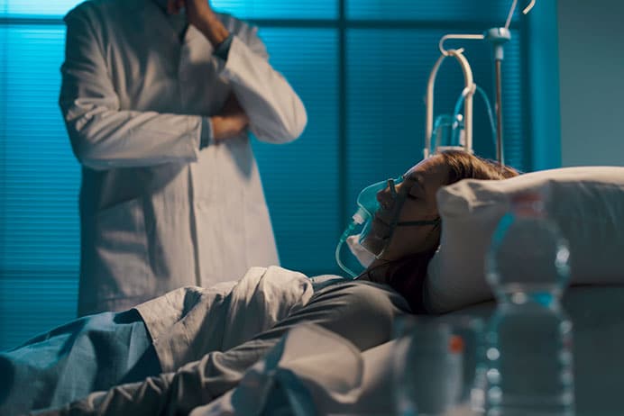 Herminio González Suárez, paliativista. El médico que habla de la muerte para enseñar a vivir 3 Doctor analiza el estado de su paciente.