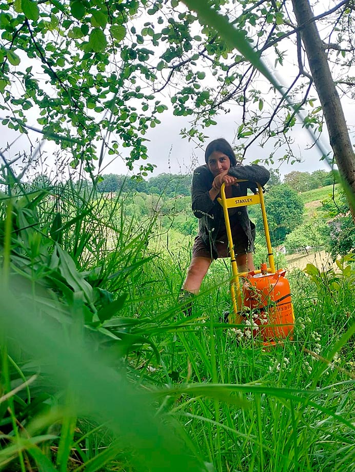 @elcampuylamaria: la transformación de una mujer a través de la naturaleza asturiana 4 María, de @elcampuylamaria, transportando una bombona de gas por el monte.