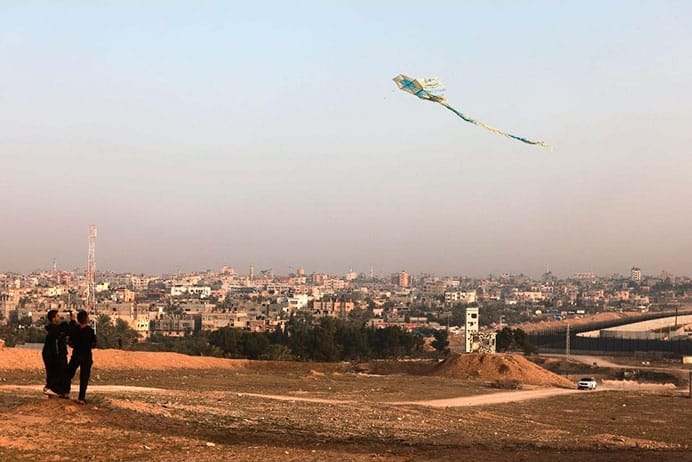 Fraternidad en medio del fuego 4 Niños gazatíes juegan con su cometa en la Franja de Gaza