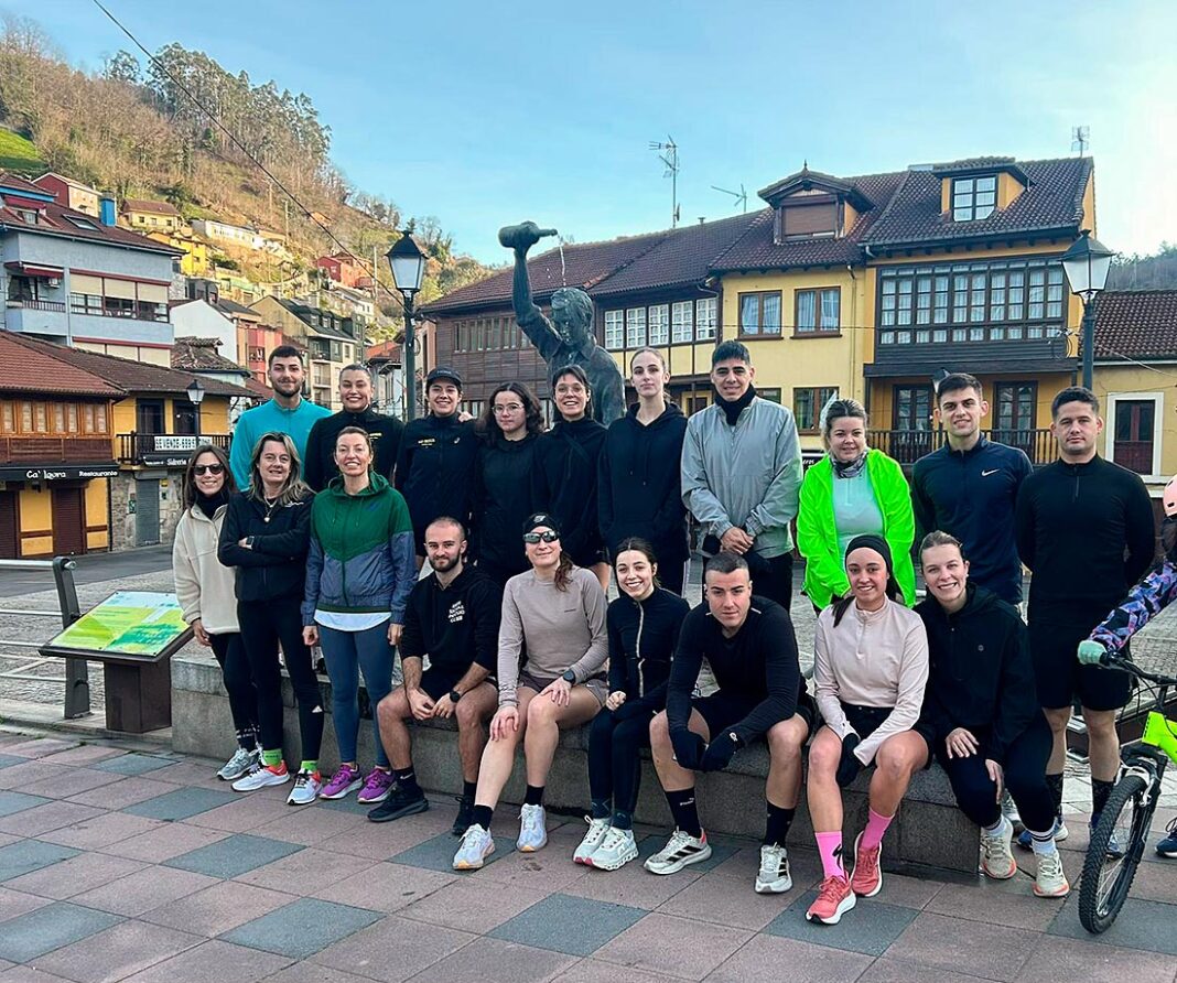 Algunos miembros de La Mina Social Run en la Plaza de Requejo (Mieres)