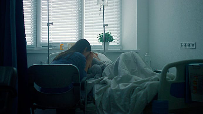 Herminio González Suárez, paliativista. El médico que habla de la muerte para enseñar a vivir 2 Madre vela a su hijo en el hospital.