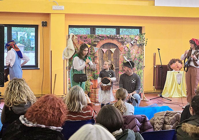 La Carrera de la Mujer y un homenaje a la mujer rural en la agenda de Morcín 1 Espectáculo “El pañuelo de la abuela”, del grupo Triguiñuelas, el pasado 25N en Morcín.