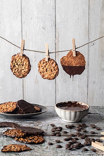 Asturias en el plato, el segundo recetario de Susana García Soto que homenajea la cocina de siempre 4 Pastas de almendra y chocolate. Receta de Susana García Soto.