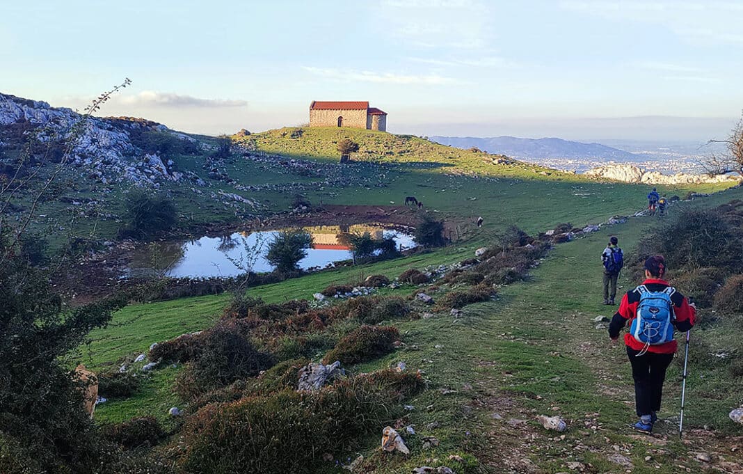 Senderistas haciendo la ruta de las Capillas del Monsacro. La Magdalena, Morcín.