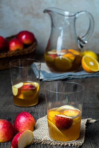 Asturias en el plato, el segundo recetario de Susana García Soto que homenajea la cocina de siempre 2 Sangría de sidra. Receta de Susana García Soto.