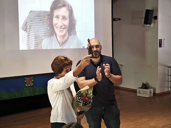 Santalla, un feminismo libre de etiquetas 4 Entrega a Nieves de Millarado del Premio Servanda a manos del alcalde Fran López.