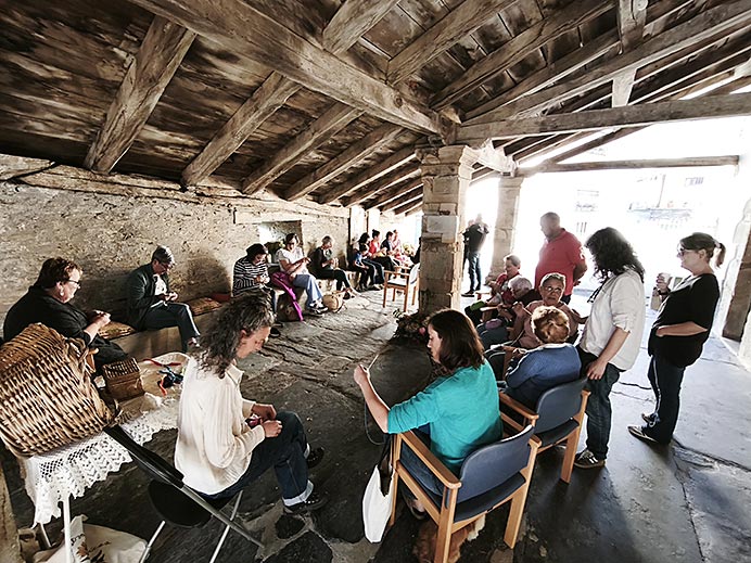 Santalla, un feminismo libre de etiquetas 2 Merienda ganchillera de las mujeres en Santalla, el pasado 15 de octubre.
