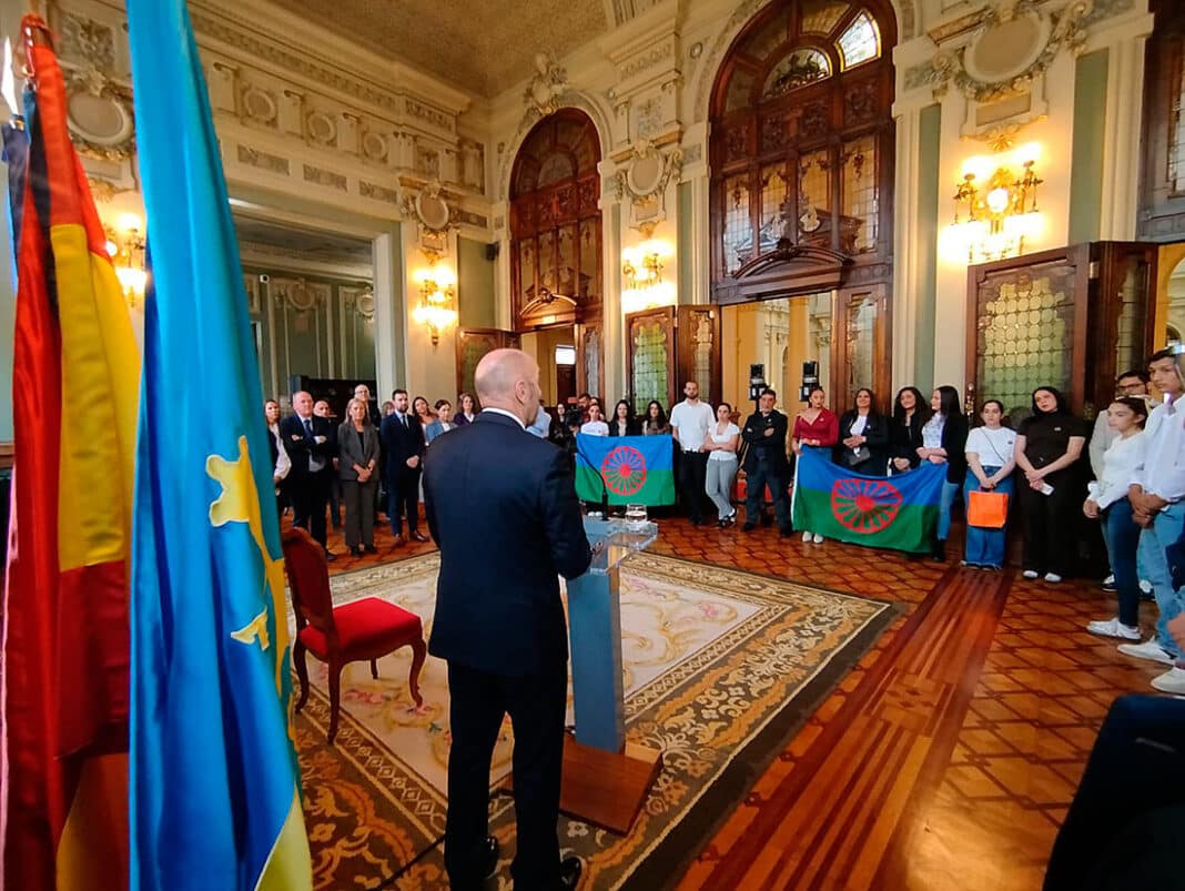 La Junta General ha acogido un año más el acto de celebración del Día Internacional del Pueblo Gitano 2026, que ha contado con la presencia del presidente de la Junta General, Juan Cofiño y representantes del Pueblo Gitano.