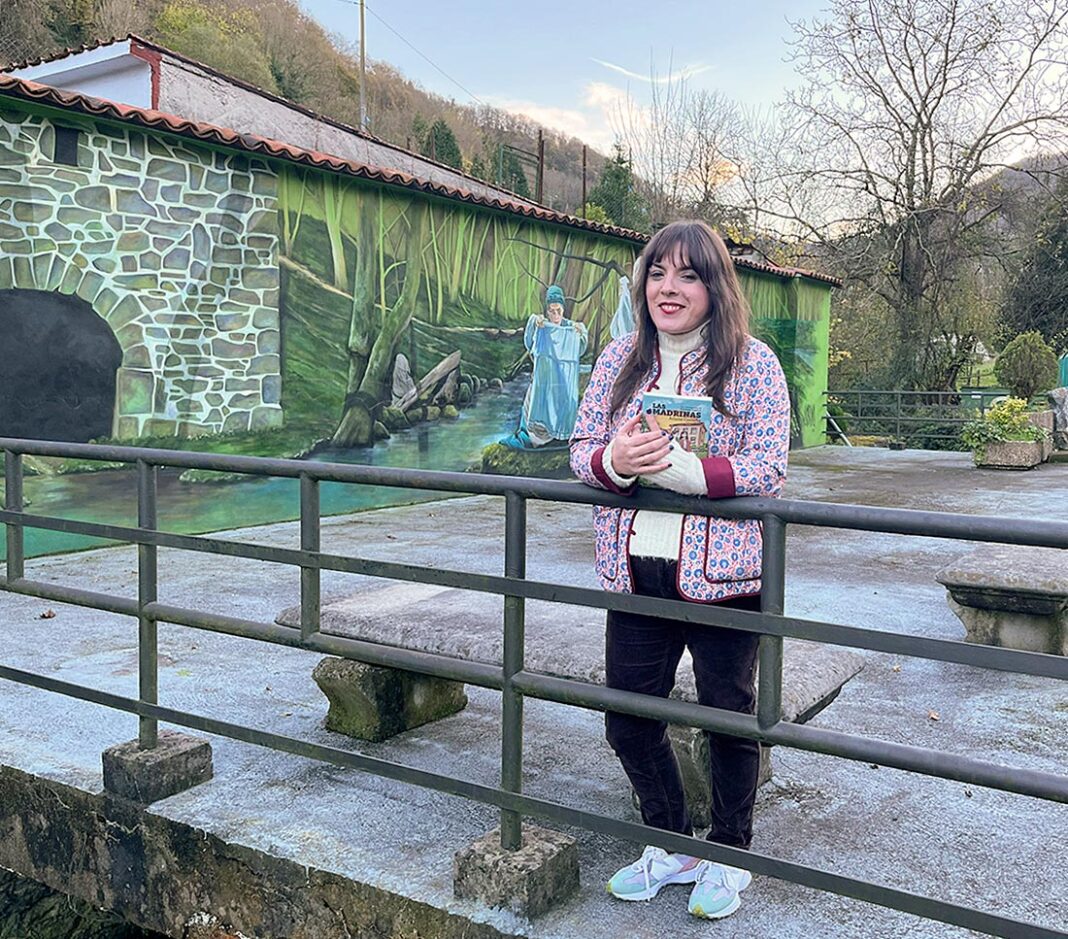 Aitaña Castaño, periodista asturiana, con su libro