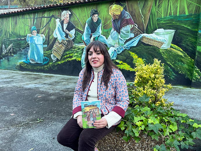 Aitana Castaño, periodista asturiana: «Siempre digo que lo que no se escribe, desaparece» 5 Aitaña Castaño, periodista asturiana, con su libro "Las Madrinas"