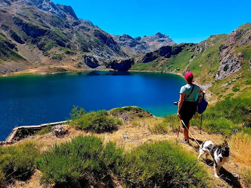 Arantza Margolles, historiadora y divulgadora, con su perro Tronco en los Lagos de Saliencia (Somiedo)