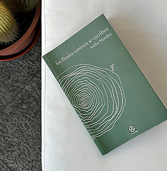 Aroha Morales, escritora novel. “Sin letras, no hay ser humano ni sociedad” 1 Los finales también se escriben, primer libro de la asturiana Aroha Morales.