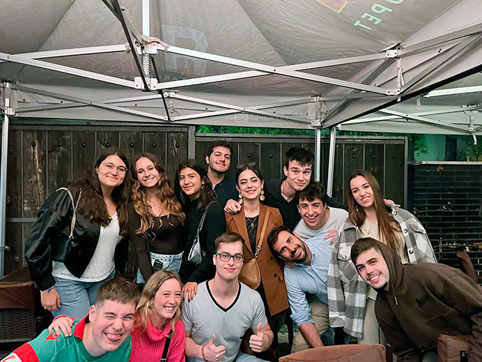 Axudi. Primera asociación para jóvenes con diabetes en Asturias 1 Alba, Yesenia y Pablo (Axudi) con jóvenes de otras comunidades autónomas.