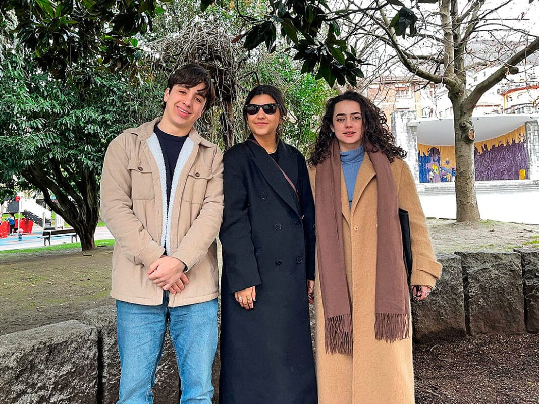 De izda. a dcha.: Pablo Álvarez, Yesenia Ayala y Alba Proctor, creadores de Axudi, Asociación Xuvenil de Diabetes.