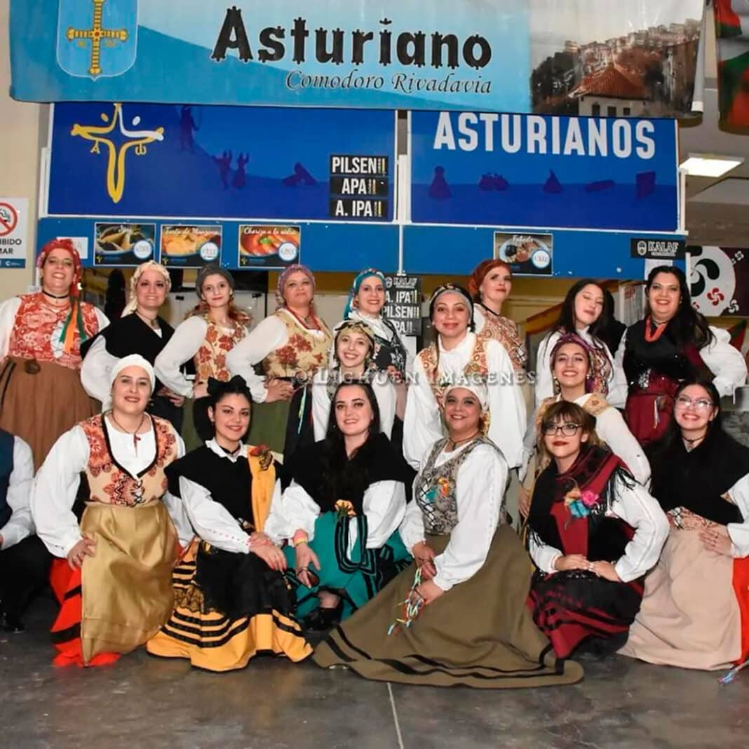 Algunas integrantes del Centro Asturiano de Comodoro Ribadavia (Argentina)