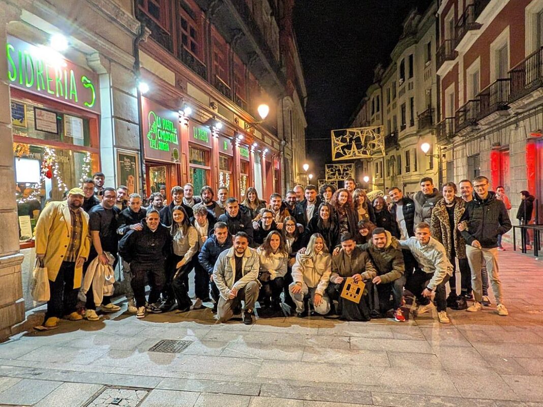 Éramos pocos... ¡y espichó la Güela! Foto de familia de la primera espicha organizada en noviembre del pasado año.