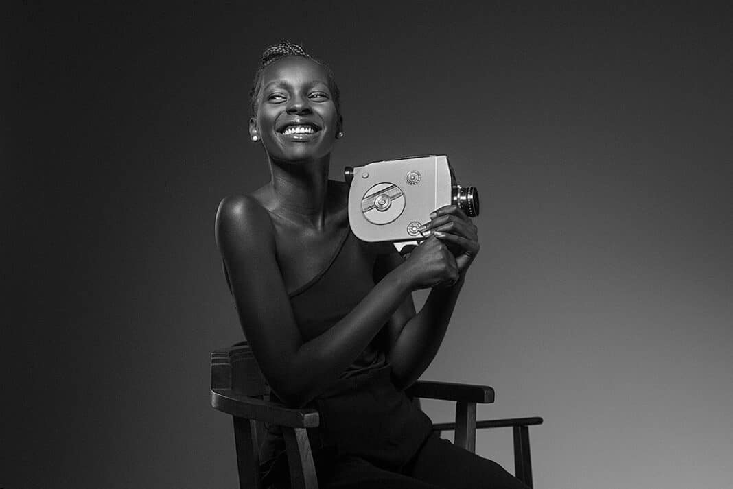 Mujer africana con cámara de video antigua